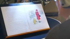 Pokračovanie ságy o Mackovi Pu. K známym postavám pribudla Alžbeta II. aj princ George