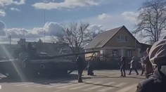 S holými rukami proti tankom. Svet obleteli videá ukrajinských civilistov