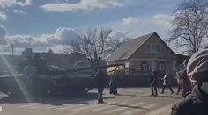 S holými rukami proti tankom. Svet obleteli videá ukrajinských civilistov