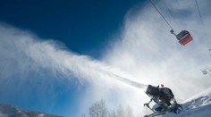 Mladík na boboch narazil do snežného dela. Na mieste zomrel