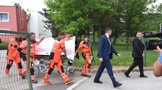 Po náročnej operácii je premiér hospitalizovaný na ARO