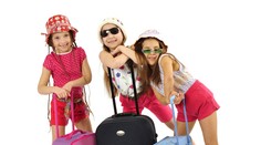 Slnečné okuliare by mali nosiť aj malé deti