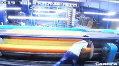Hrozivá nehoda v textilnej fabrike: Muža vtiahol navíjač a obalil ho niťami