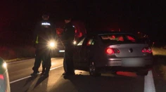 Policajná naháňačka sa skončila streľbou. Mladíkov kukláči čakali