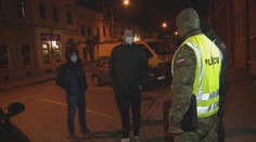 Mladík v Prešove vybehol večer von len v papučiach. Vyšlo ho to draho