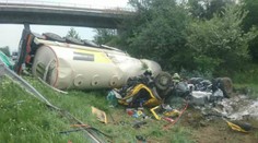 Na D1 sa prevrátila cisterna s benzínom. Otec troch detí zahynul v kabíne, hrozila explózia