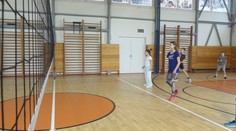 Nemajú telocvične a chýbajú im učitelia. Napriek tomu musia mať školy viac telocviku