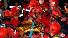 Po silnom zemetrasení v Turecku hlásia vyše 80 obetí. Z trosiek domu vytiahli dve deti