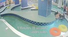 Chlapec (12) uviazol pod vodou v bazéne, po 9 minútach ho vyslobodili