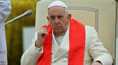 FOTO: Pápež František sa poďakoval veriacim. AFP píše, že mal zachrípnutý hlas a bol bledý v tvári