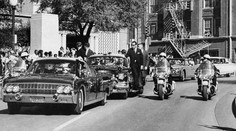 Dcéra svedka vraždy Johna F. Kennedyho žaluje vládu