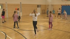 Doteraz si žinenky rozkladali na chodbe. Deti v škole vo Svätom Antone sa dočkali novej telocvične