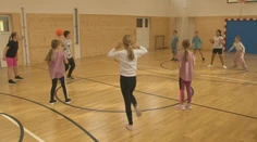 Doteraz si žinenky rozkladali na chodbe. Deti v škole vo Svätom Antone sa dočkali novej telocvične