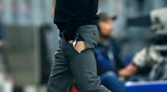 Kouč sa tak rozohnil, že mu praskli gate