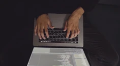 Pár kliknutiami môžete prísť aj o tisíce eur. Prinášame štyri zásady, ako nenaletieť online zlodejom