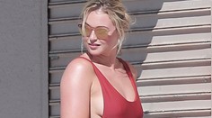 Modelka sa fotila v plavkách. Žiadna vychrtlina, ale neskutočne sexy ženská