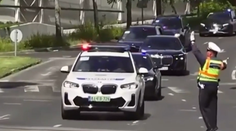 VIDEO: Policajt zastavil sanitku, aby umožnil prejazd politickému konvoju. V jednom z áut vraj mohol byť Robert Fico