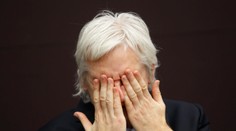 Päť vplyvných denníkov vyzvalo USA, aby upustili od stíhania Juliana Assangea