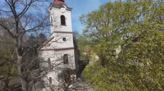 Dvestoročný kostol sa veriacim rozpadáva nad hlavami. Strecha môže každú chvíľu povoliť