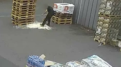 VIDEO: Nešikovná krádež piva v hypermarkete. Dôvodom bola stávka, muž skončil s reznými ranami a modrinami