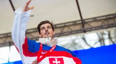 Život v Rusku bol dobrý, no postupom času sa zhoršuje. Pre hrdinu z olympiády existovala iba jedna možnosť