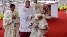 Pápež František nešťastne spadol počas svätej omše v Poľsku