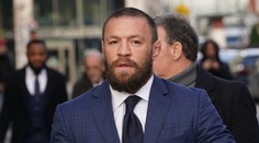 VIDEO: Pomýlil si trávnik s ringom? Conor McGregor sa „preslávil“ nekompromisnými zákrokmi