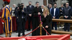 OBRAZOM: Slzy a hlboké dojatie. Veriaci po celom svete smútia za milovaným pápežom