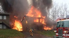 Do obytného domu narazilo počas pristávania lietadlo