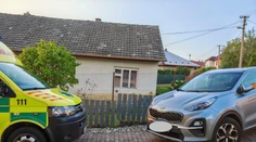 Seniorka bojovala o život, sused autom blokoval sanitku. Ste na mojom pozemku, hádal sa so záchranármi