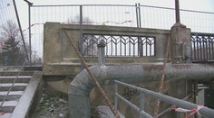 Múr so zábradlím musia podopierať. Frekventovaný most v krajskom meste je v kritickom stave