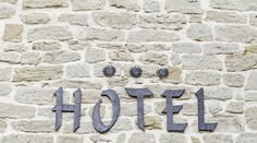 Oproti vlaňajšku návštevnosť v hoteloch klesla o 98,5 %