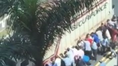 Dav okoloidúcich nadvihol kamión. Zachránil muža pod ním