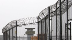 Väzňa prišla navštíviť jeho manželka, on ju na mieste zavraždil. Ochranka ich nekontrolovala