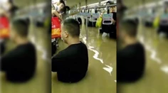 Hrôza v Číne: Voda sa valila aj metrom. Ľudia stáli na sedadlách, aby sa neutopili