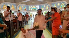 VIDEO: Hendikepovaná nevesta odmietla vozík. K oltáru sa presunula po vlastných