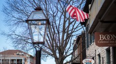 Na voľby v USA dozeral komisár s koronavírusom. Krátko po zatvorení volebných miestností zomrel