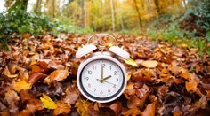 Slovensko sa cez víkend prehupne do chladnejšieho a tmavšieho ročného obdobia. Čas sa posunie o hodinu dozadu