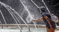 Vyberať mince z fontány sa mu neoplatilo. Polícia mu dala mastnú pokutu