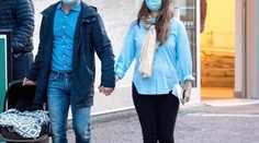 Princ je na svete! Kráľovský pár odfotili, ako odchádzajú z pôrodnice