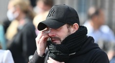 Británia plače za princom Philipom. Pred palácom sa zbierajú davy ľudí