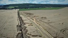 Zákopy ako na frontovej línii. V obci pri Prešove záškodníci vykopávajú medené káble, majú ich nosiť do zberu