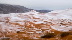 Extrémne ojedinelý jav: Na dunách Sahary sa po desaťročiach objavil sneh