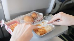 Letíte? Týmto jedlám a nápojom sa na palube radšej vyhnite