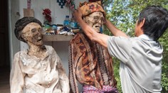 Dedina, v ktorej ožívajú mŕtvi. Miestni ich vykopávajú a obliekajú