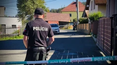 Polícia po útoku v Staškove prehľadala domov podozrivého. To, čo zaistila, teraz podrobí skúmaniu