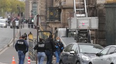 Zatkli ďalších piatich podozrivých z krádeže šperkov v Louvri