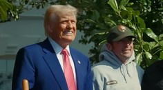 Trump zasadil v záhradách Bieleho domu nový strom, nazval ho podľa skratky svojho sloganu