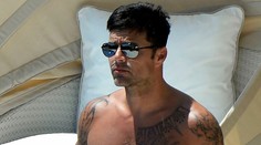 Bývalý lámač ženských sŕdc v plavkách. Ricky, kde máš tú ruku?