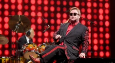 Elton John skončil v nemocnici. S nebezpečnou infekciou, ktorá môže zabíjať